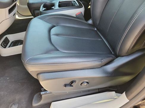 Used 2024 Chrysler Pacifica Limited FWD image 10