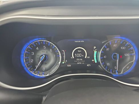 Used 2024 Chrysler Pacifica Touring-L FWD image 15