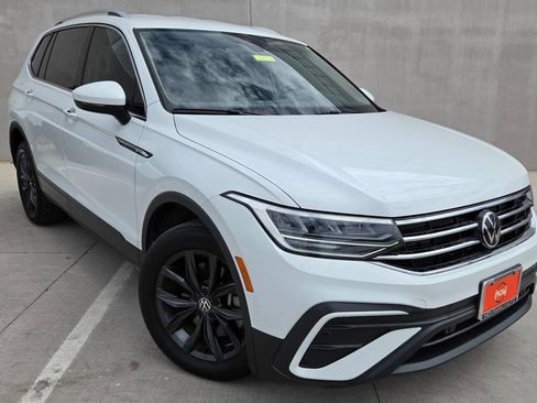 Used 2024 Volkswagen Tiguan SE FWD image 1
