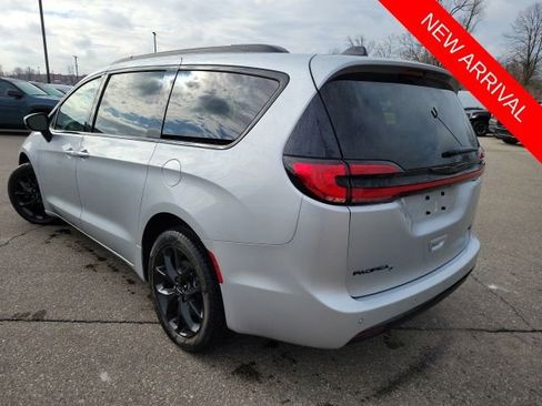 Used 2023 Chrysler Pacifica Touring-L w/ S Appearance Package image 5