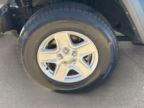 Used 2023 Jeep Gladiator Sport image 37