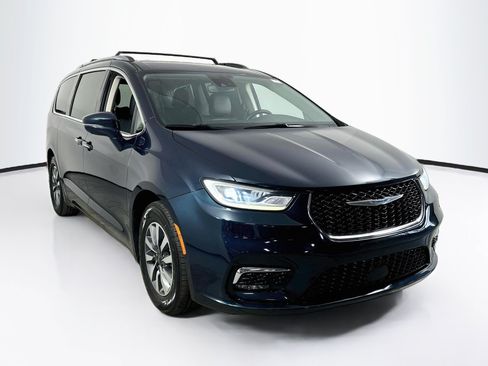 Used 2021 Chrysler Pacifica Touring-L w/ Uconnect Theater Family Group FWD image 3