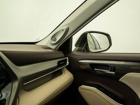 Used 2021 Toyota Highlander Limited image 35