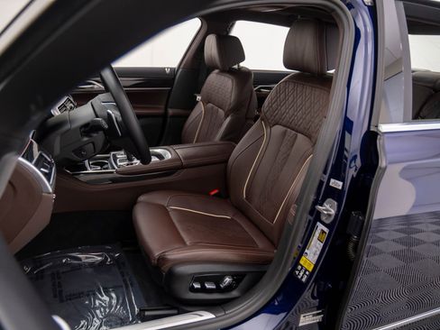 Certified 2022 BMW 750i xDrive w/ Luxury Rear Seating Package image 15