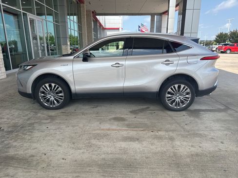 Used 2021 Toyota Venza XLE image 3