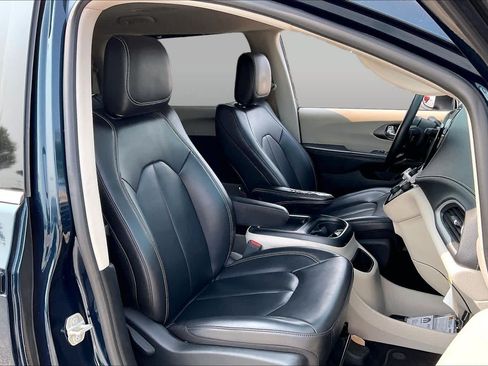 Used 2023 Chrysler Pacifica Touring-L FWD image 9