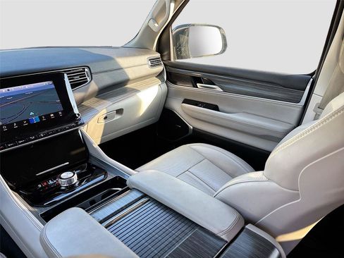 Used 2024 Jeep Wagoneer L Series II RWD image 24
