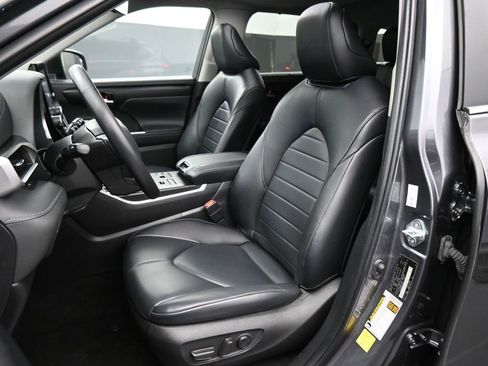 Used 2023 Toyota Highlander XLE AWD/4WD image 15