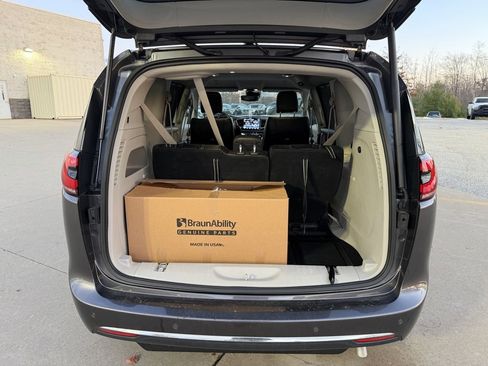 Used 2023 Chrysler Pacifica Touring-L image 33