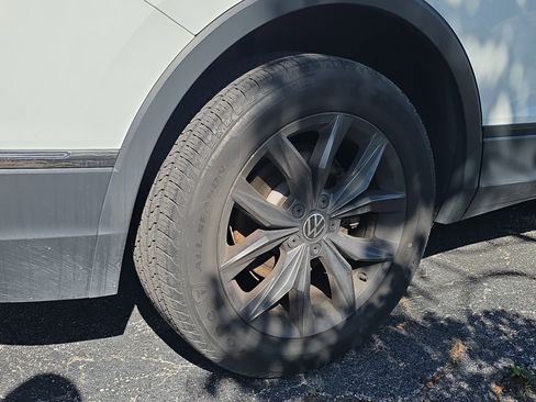 Used 2024 Volkswagen Tiguan SE image 7