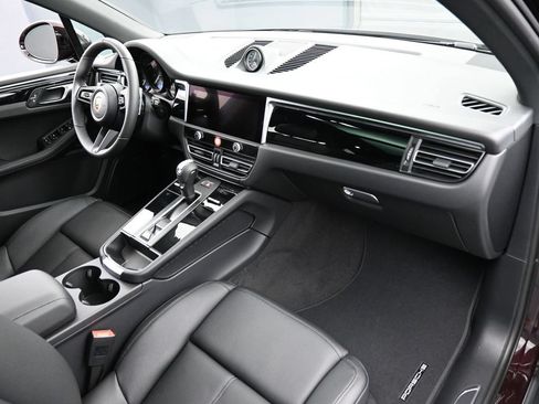 Certified 2026 Porsche Macan AWD/4WD image 32