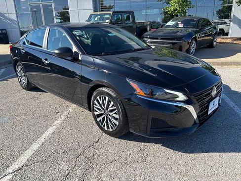 Used 2025 Nissan Altima 2.5 SV FWD image 6