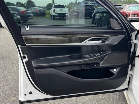 Used 2022 BMW 740i w/ M Sport Package RWD image 34