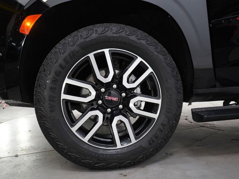 Used 2023 GMC Yukon AT4 w/ Technology Package AWD/4WD image 34