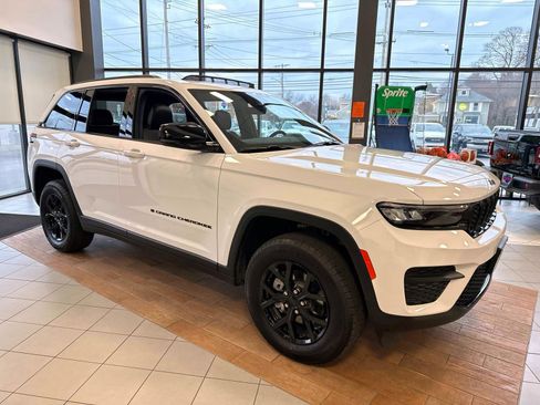 New 2025 Jeep Grand Cherokee Altitude image 1