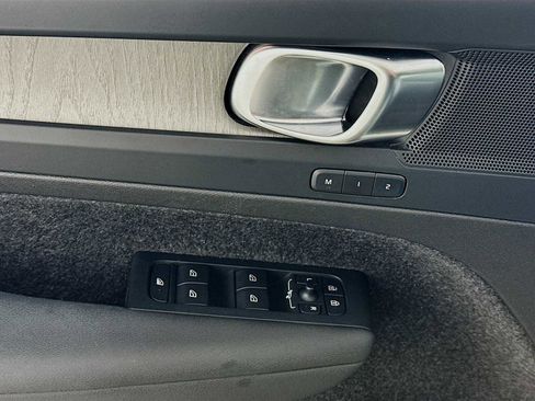 Used 2023 Volvo XC40 B4 Core w/ Convenience Package image 17