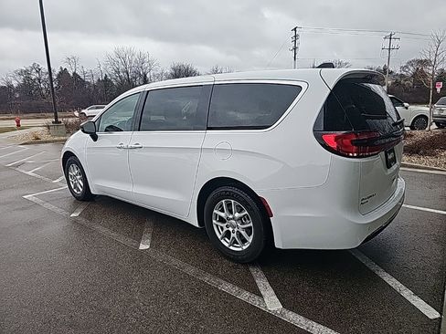 Used 2024 Chrysler Pacifica Touring-L image 3