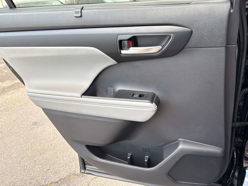 Used 2026 Toyota Highlander XLE image 17