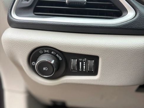 Used 2017 Chrysler Pacifica Touring-L w/ Tire & Wheel Group FWD image 46