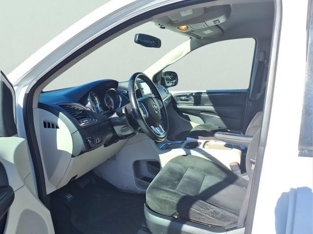 Used 2016 Dodge Grand Caravan SXT w/ Rear Park Assist Package FWD image 17
