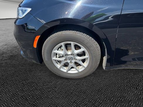 Used 2024 Chrysler Pacifica Touring-L FWD image 11