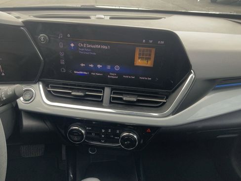 Used 2025 Chevrolet Trax LT image 31