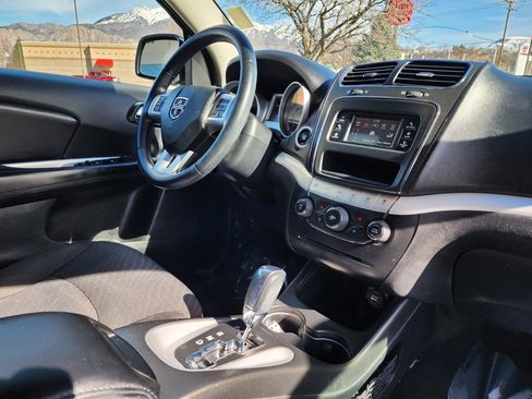 Used 2017 Dodge Journey SE w/ Flexible Seating Group image 16