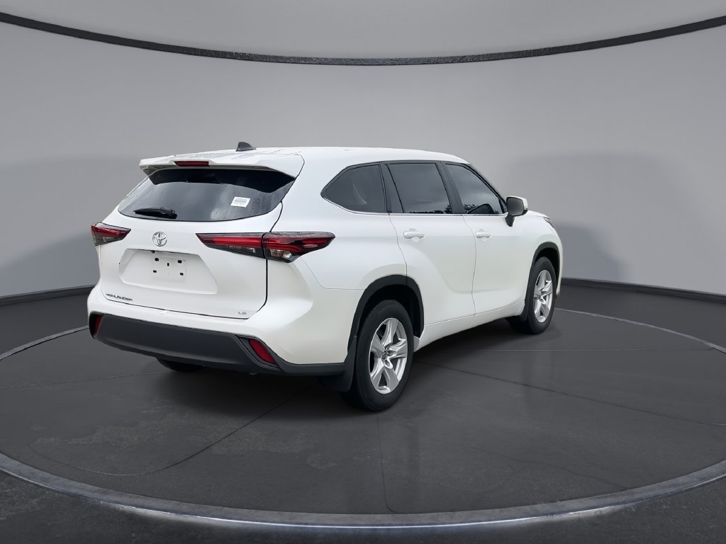 Used 2024 Toyota Highlander LE FWD image 8
