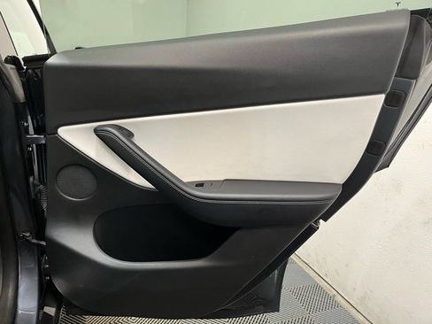 Used 2022 Tesla Model Y Long Range image 18