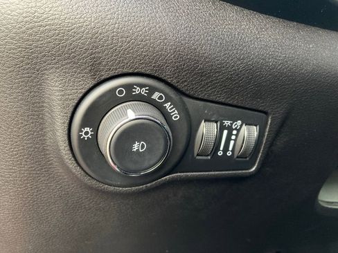 Used 2025 Jeep Compass Limited image 14