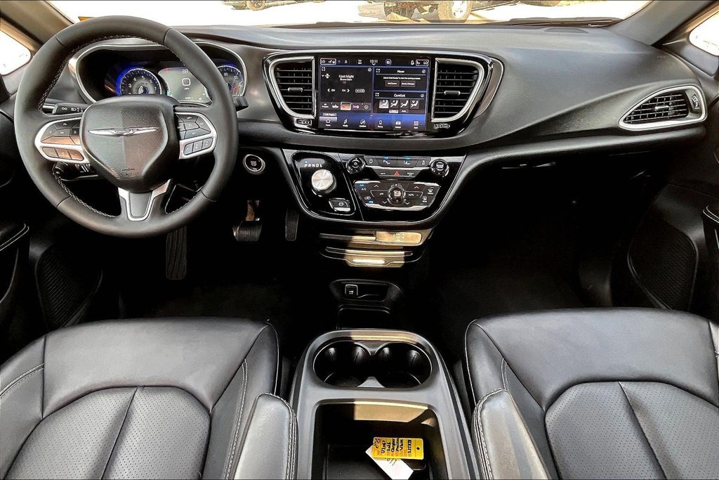 Used 2026 Chrysler Pacifica Select FWD image 5