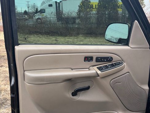 Used 2004 Chevrolet Suburban LT w/ Preferred Equipment Group image 17