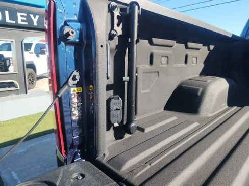 Used 2023 Chevrolet Silverado 2500 Custom w/ Custom Value Package image 18