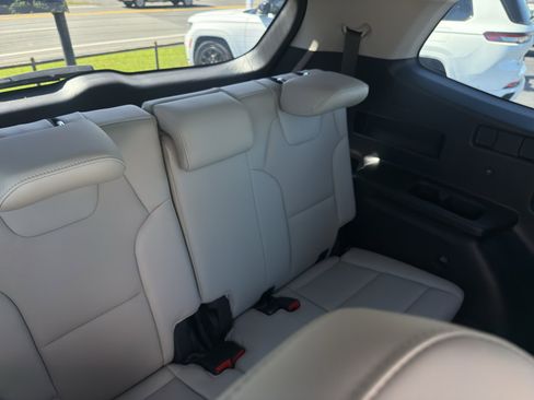 Used 2024 Kia Telluride S FWD image 11