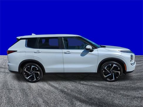 Used 2022 Mitsubishi Outlander SE image 3
