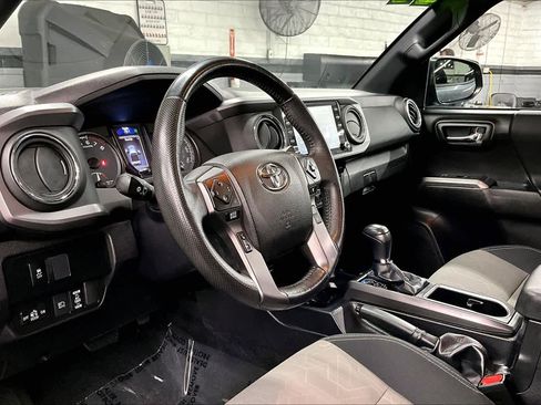 Used 2022 Toyota Tacoma TRD Sport w/ Technology Package image 17