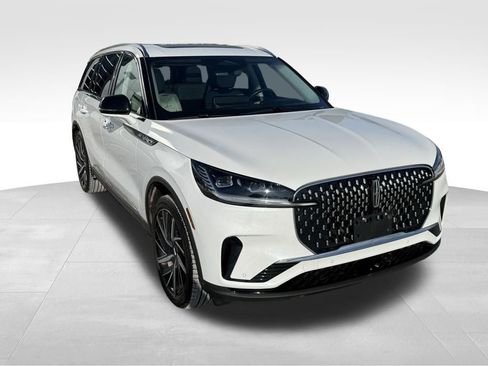 Used 2025 Lincoln Aviator Reserve w/ Equipment Group 201A image 2