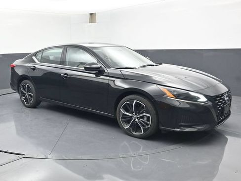 Used 2025 Nissan Altima 2.5 SR AWD/4WD image 2