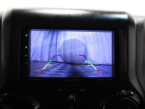 Used 2015 Jeep Wrangler Unlimited Sahara image 14