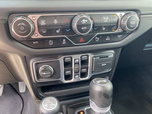 Used 2025 Jeep Wrangler Unlimited Sahara w/ Safety Group AWD/4WD image 29