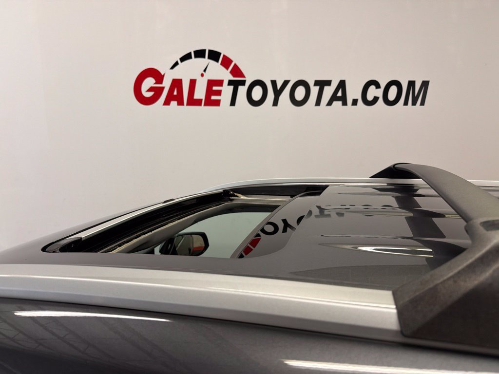 Used 2022 Toyota Highlander XLE AWD/4WD image 5