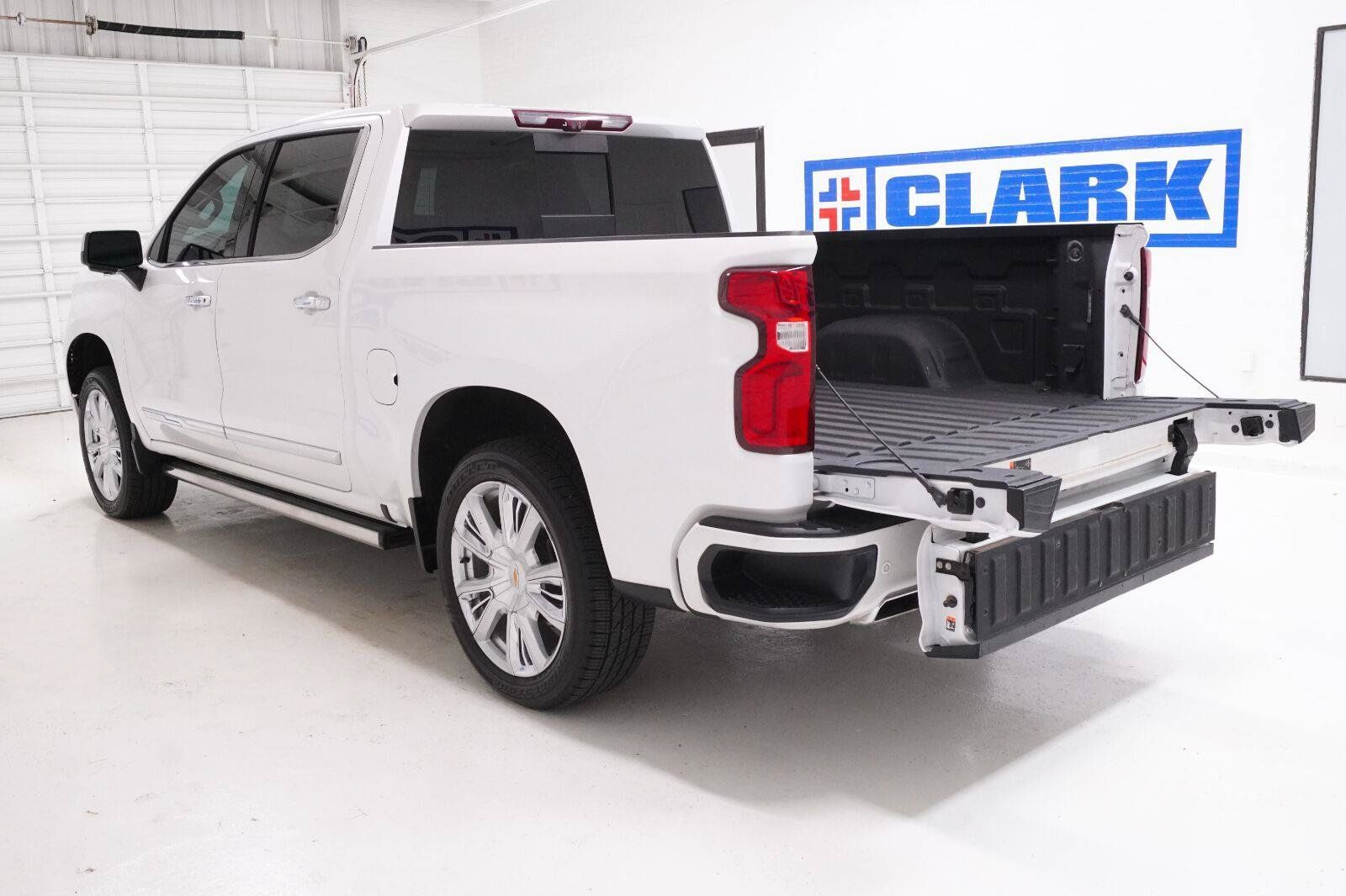 Used 2023 Chevrolet Silverado 1500 High Country w/ High Country Premium Package AWD/4WD image 36