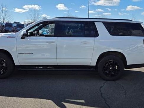 Certified 2022 Chevrolet Suburban Z71 w/ Luxury Package image 4