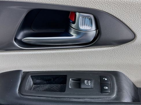 Used 2021 Chrysler Pacifica Touring-L image 47