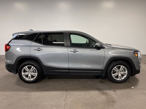 Used 2024 GMC Terrain SLE image 2