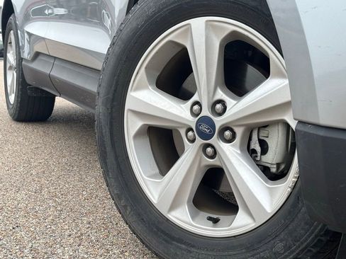 Used 2020 Ford Edge SE FWD image 2