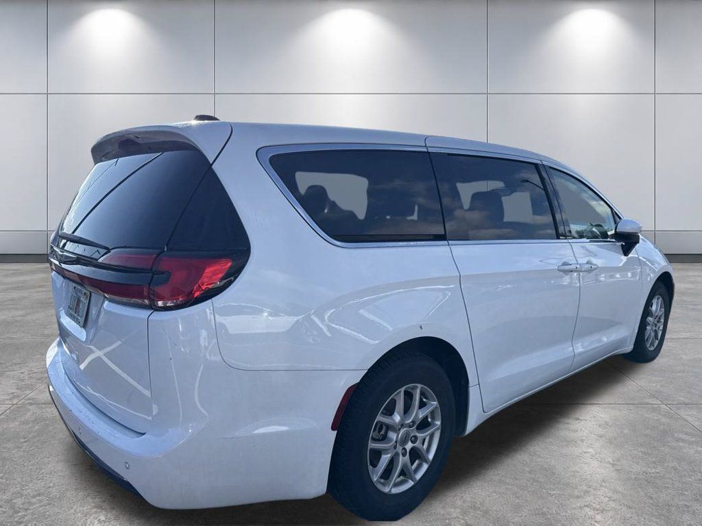 Used 2023 Chrysler Pacifica Touring-L FWD image 5