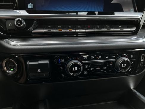 Used 2025 Chevrolet Silverado 1500 High Country w/ Technology Package AWD/4WD image 21