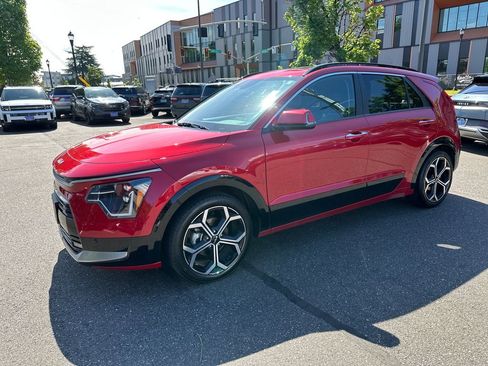 Used 2023 Kia Niro SX Touring FWD image 2