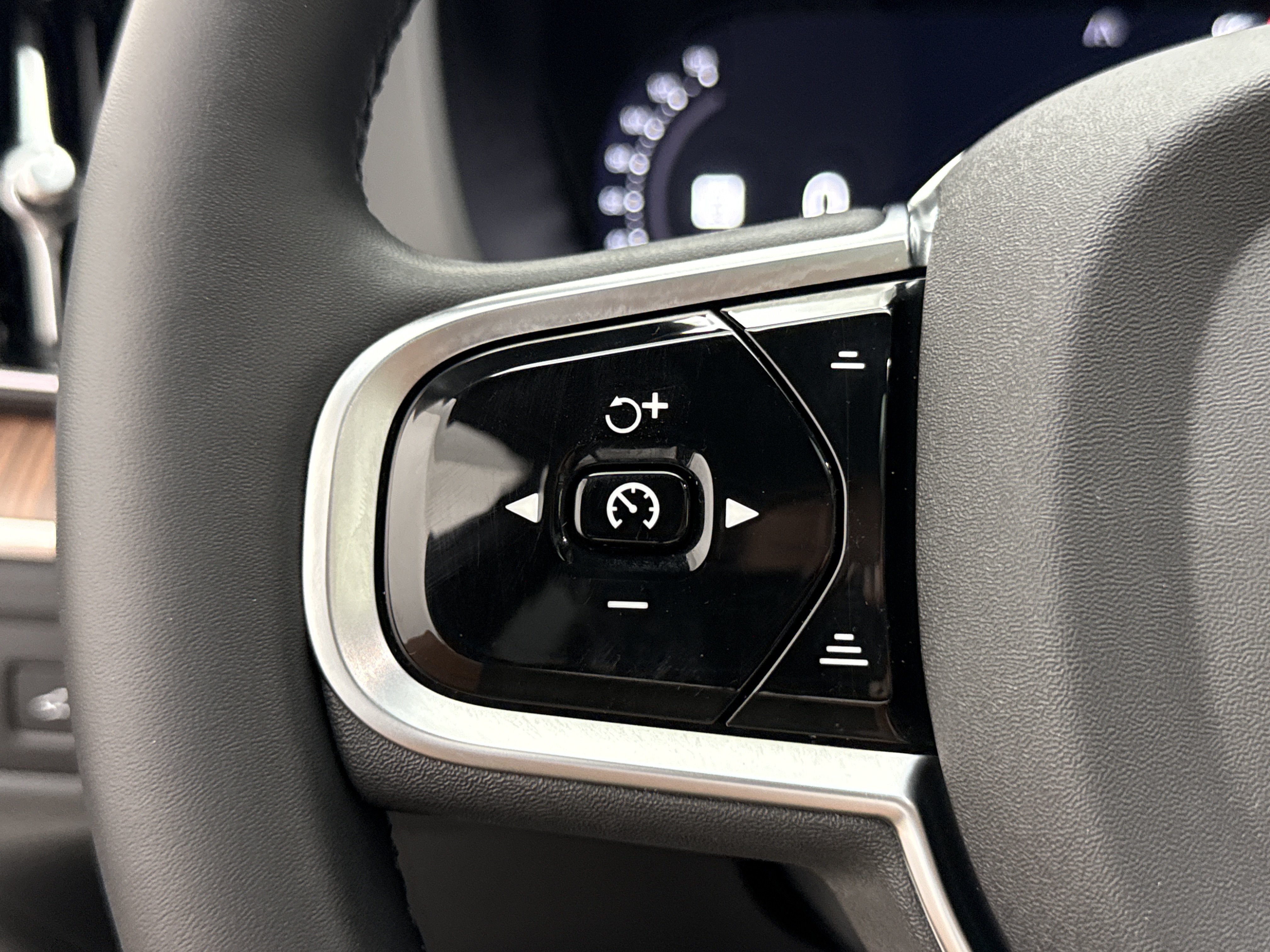 Certified 2025 Volvo XC60 B5 Ultra w/ Protection Package Premier AWD/4WD image 17
